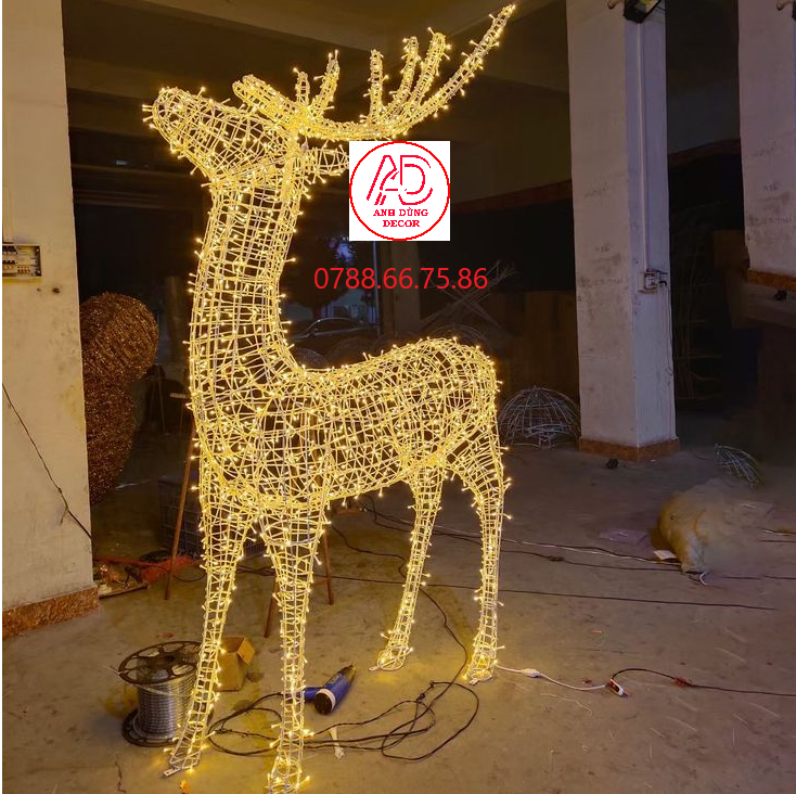 Mô hình ông già Noel và tuần lộc quấn đèn trang trí cửa hàng, showroom