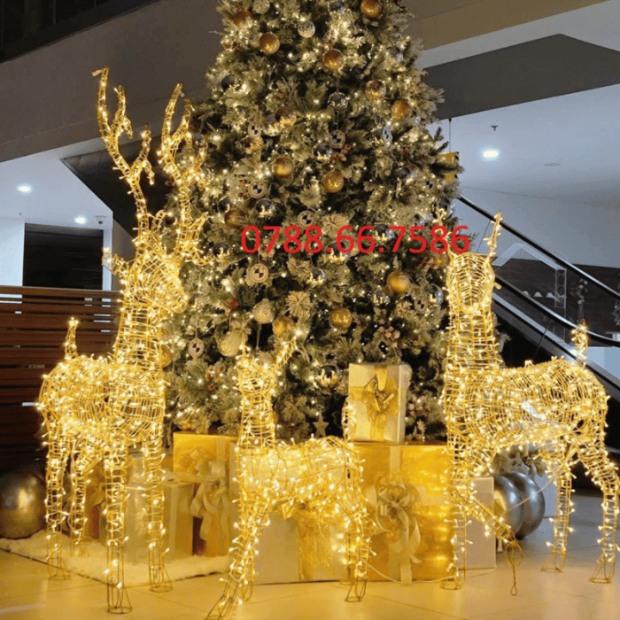 Mô hình ông già Noel và tuần lộc quấn đèn trang trí cửa hàng, showroom