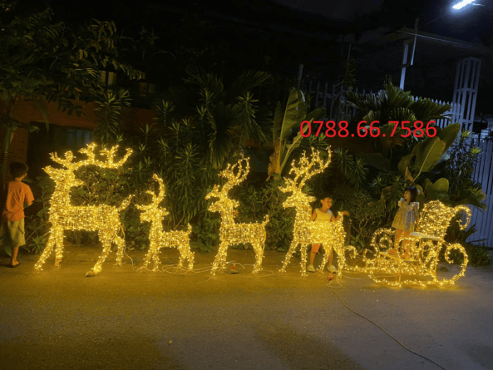 Cỗ xe kéo ông già Noel truyền thống với tuần lộc bay giữa đêm Giáng sinh