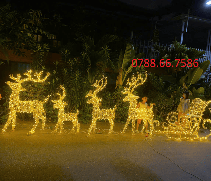 Cỗ xe kéo ông già Noel truyền thống với tuần lộc bay giữa đêm Giáng sinh