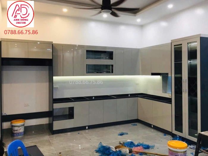 Tủ bếp gỗ MDF chống ẩm đóng tại nhà ở Quận Thủ Đức bởi Anh Dũng Decor