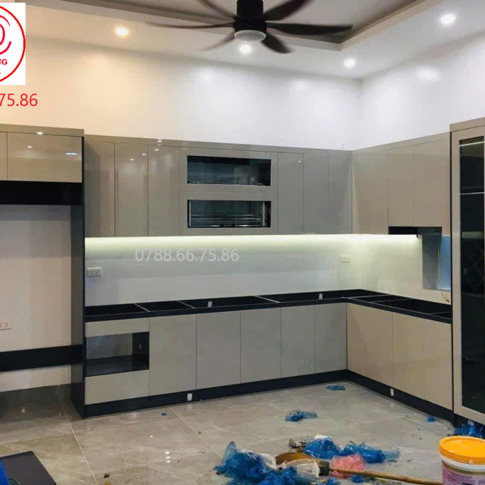 Tủ bếp gỗ MDF chống ẩm đóng tại nhà ở Quận Thủ Đức bởi Anh Dũng Decor