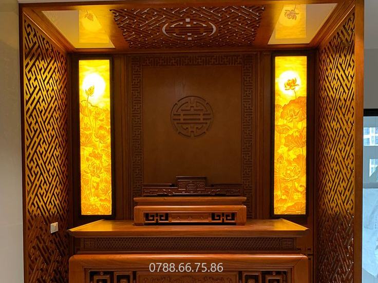 30 mẫu phòng thờ đẹp nhất 2025 Mẫu phòng thờ đẹp hiện đại 2025 cho nhà phố – màu nâu gỗ trầm sang trọng