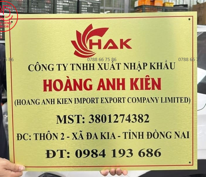 mẫu biển công ty làm bằng inox