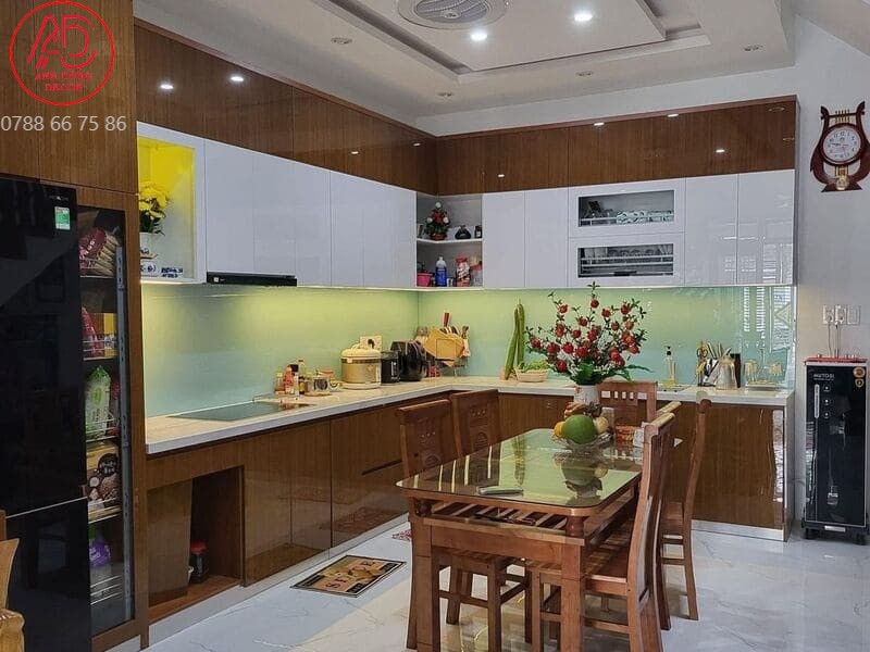 tủ bếp màu trắng kết hợp nâu vân gỗ thi công tại tp hồ chí minh thi công tủ bếp gỗ công nghiệp màu trắng kết hợp màu vân gỗ