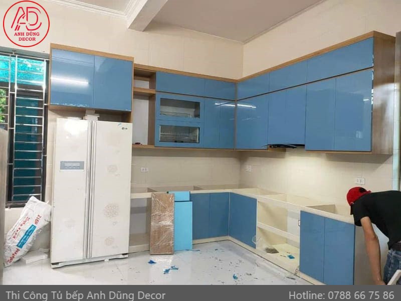 Kỹ thuật viên đang lắp đặt tủ bếp tại Hồ Chí Minh Lắp đặt tủ bếp chuyên nghiệp tại TP.HCM