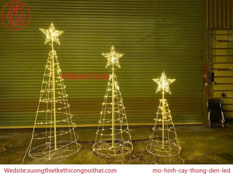 cay thong noel den LED trang tri phong khach 2025
