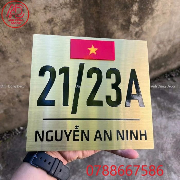 mẫu bảng số nhà inox vàng xước có hình lá cờ Việt Nam