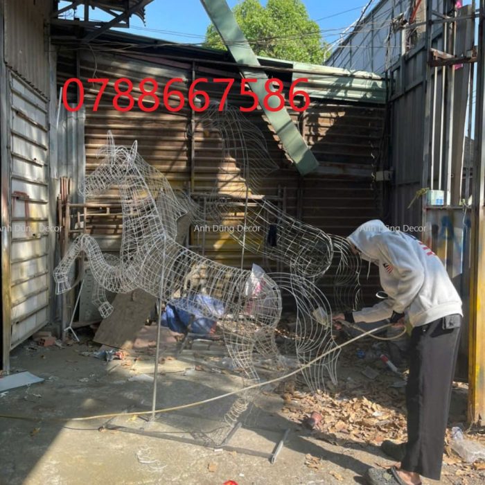 quá trình tạo nên siêu phẩm ngựa trang trí tại anh dũng decor