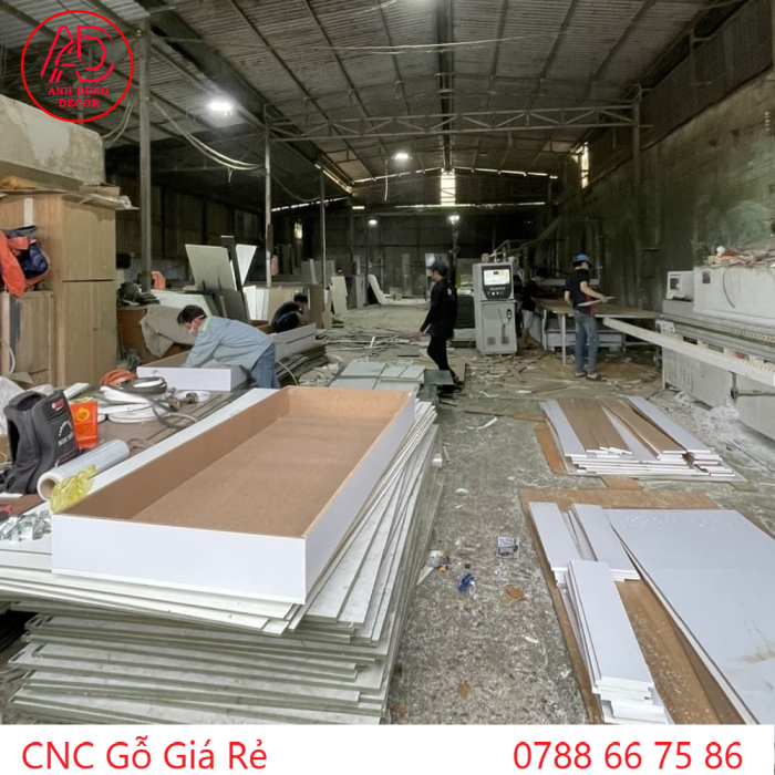 Máy gia công CNC gỗ đang cắt CNC theo yêu cầu chính xác cao tại Bình Dương